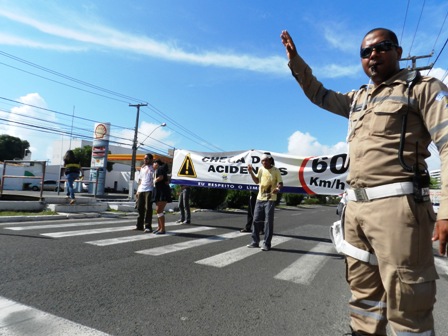 Ação educativa chama atenção de pedestres e condutores - SMTT Aracaju
